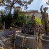 ...ci fermiamo incantati davanti a un�ampia fontana monumentale, cinta da una ringhiera in ferro, popolata da numerose statue raffiguranti figure femminili con tuniche ondulate...